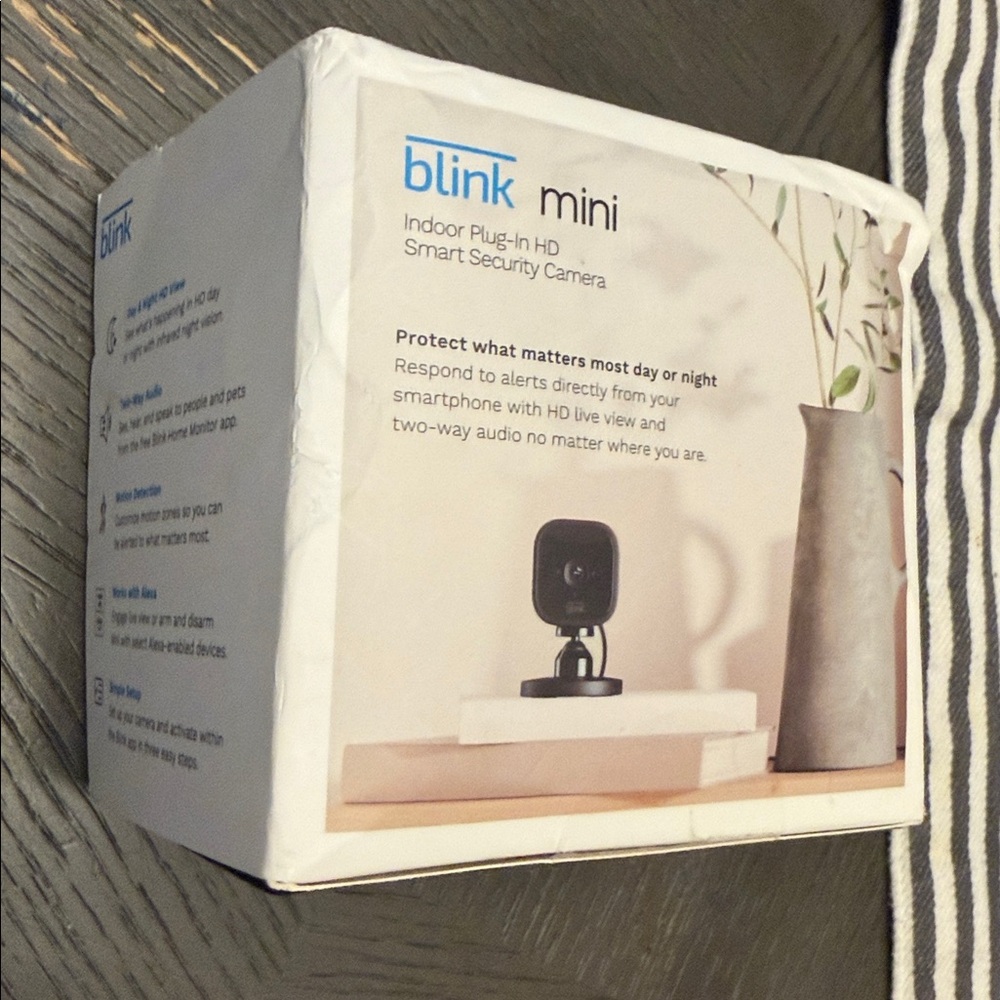 Brand new blink, mini indoor plug-in HD security camera - Picture 3 of 5